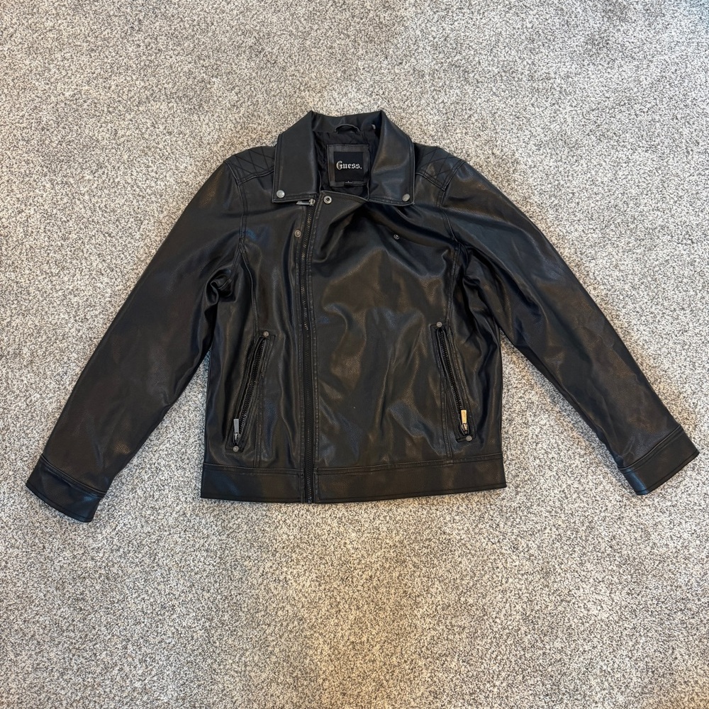 BRAND NEW Guess Men’s Black Faux Leather Moto Jacket – Size L (Quilted Lining)